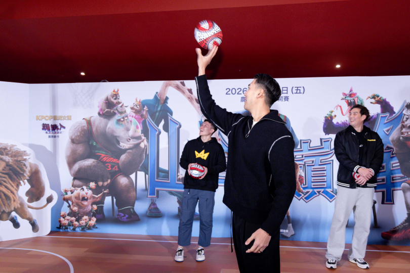 新北國王隊總經理毛加恩展現神射球技。（圖／索尼影業提供）