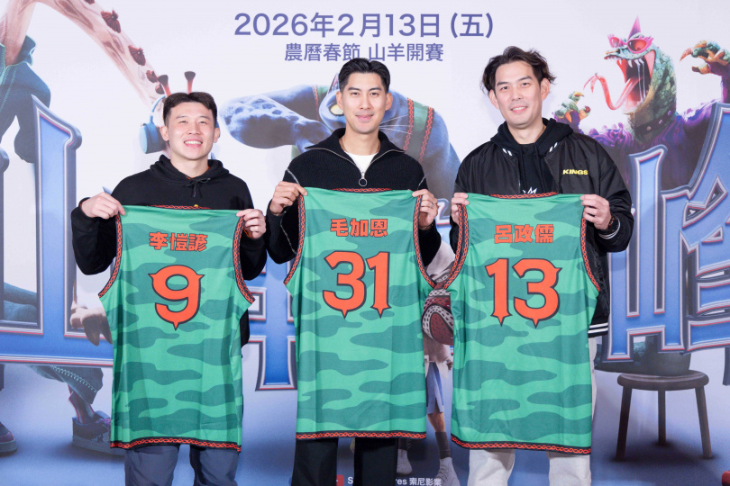 索尼影業贈送電影中的衝刺隊球衣給三位配音球員。（圖／索尼影業提供）