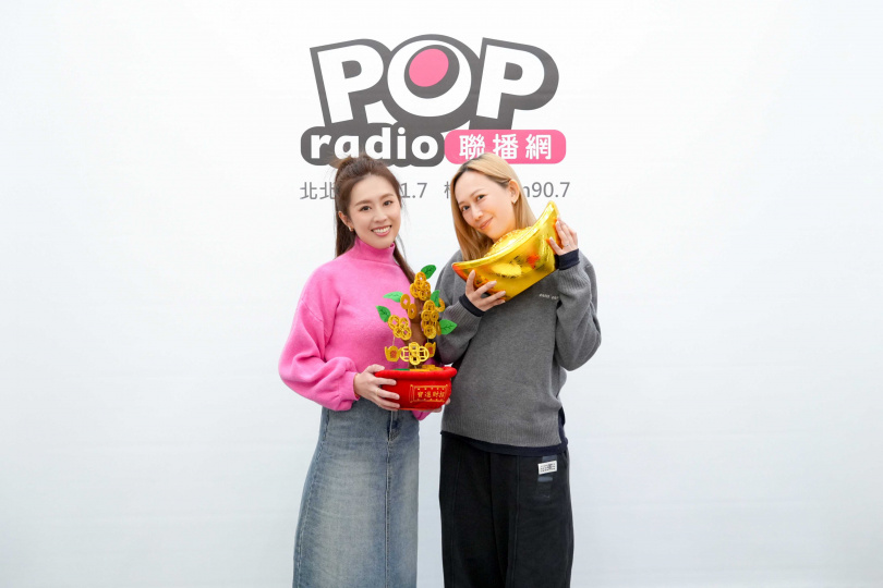 瑪菲司與DJ Emily玩終極二選一。（圖／POP Radio提供）