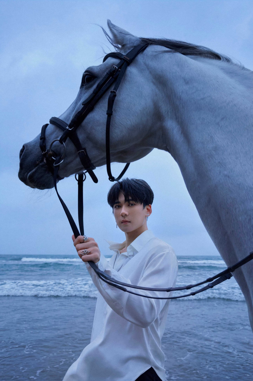 周祖安在MV化身海邊的白馬王子。（圖／索尼音樂提供）