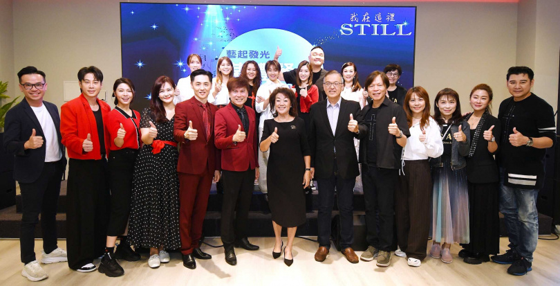 吳東諺（前排左二起）、白家綺、陳維齡、宋逸民、林義忠牧師、陳宇風（前排右起）、葉家妤、周子寒，小薰（後排左起）、林柏妤、楊蒨時、張文綺、靜香、林道遠、胡藝芬等眾星將在「STILL 我在這裡」巡迴音樂會演出。（圖／藝起發光、蒙福教會提供）
