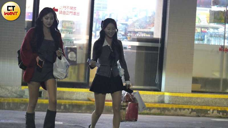 兩位女神跑到附近的便利商店消費。（圖／本刊攝影組）