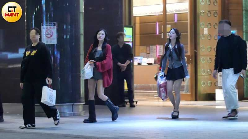 一小時多後,由工作人員打頭陣走出大樓,車榮玹、宋旼校手上則拿著疑似粉絲禮物。(圖/本刊攝影組)