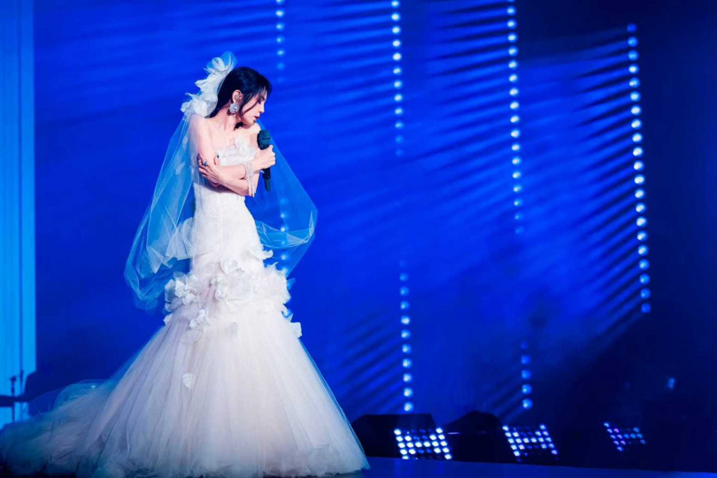 Ella首度披上白紗在台上演出。（圖／勁樺娛樂提供）