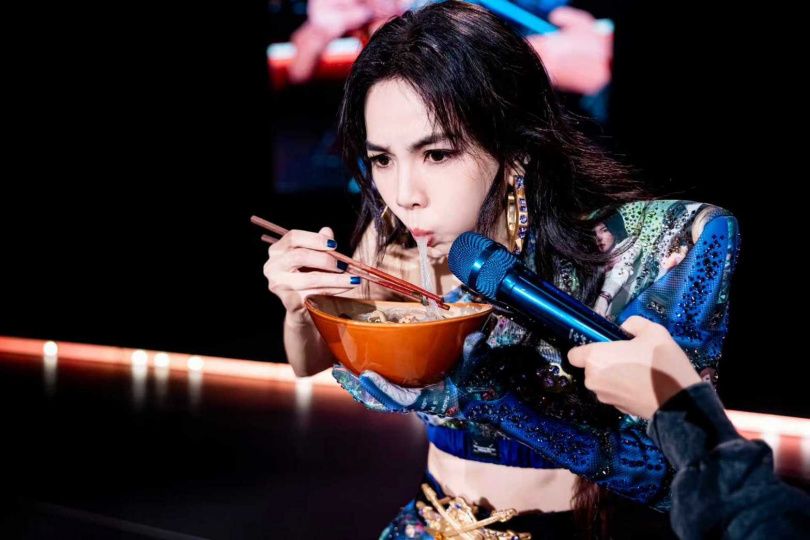 Ella吃播時想到過世的爺爺奶奶。（圖／勁樺娛樂提供 ）