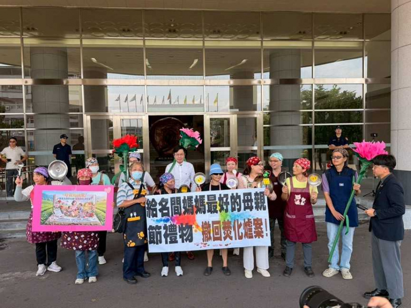 名間鄉不少百姓到南投縣議會呼籲民意代表替名間請命，盯南投縣長許淑華懸崖勒馬。（圖／翻攝自督政盟群組）