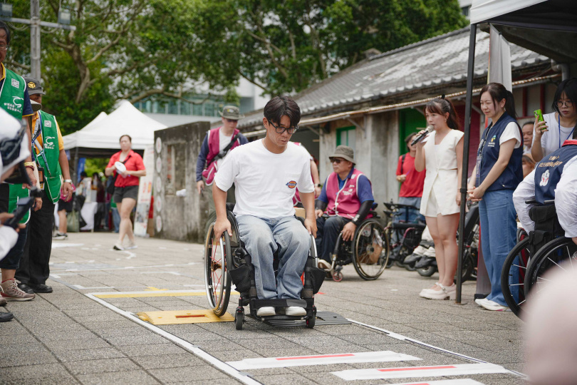 輪椅障礙體驗邀全民關注「運動平權」。(圖/Doiiin 永續媒體提供)