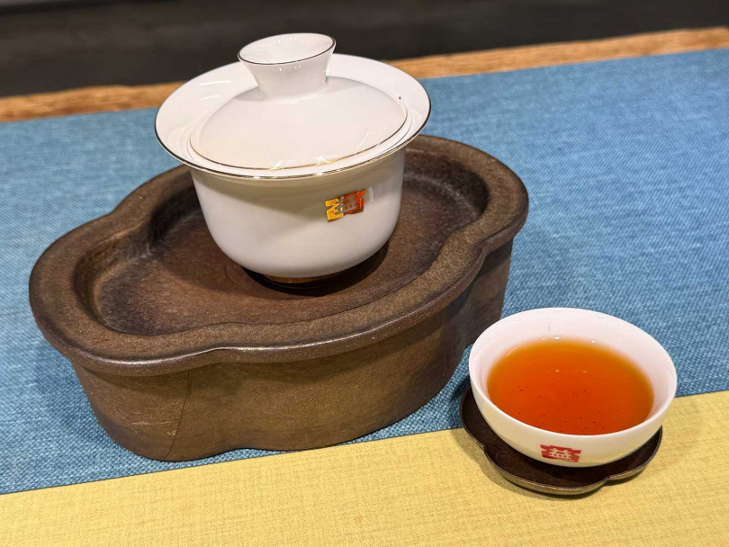 瓷壺無吸水性,音清而韻長,能反映出茶湯色澤,獲得較好的色香味。(圖/吳德亮攝)