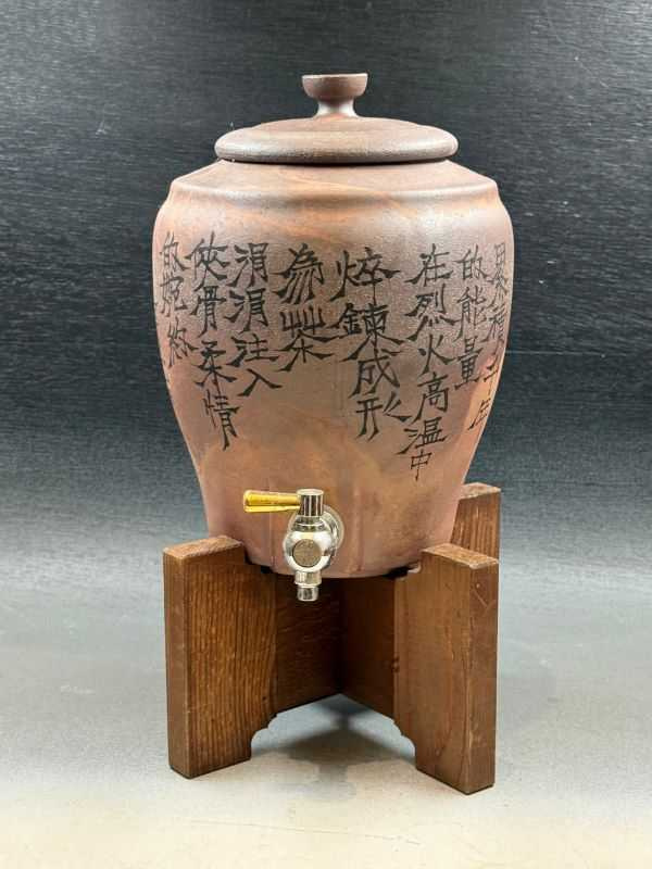 陶作坊以岩礦老岩泥為原料燒造了一組品水罐,直接從改善水質著手。(圖/吳德亮攝)