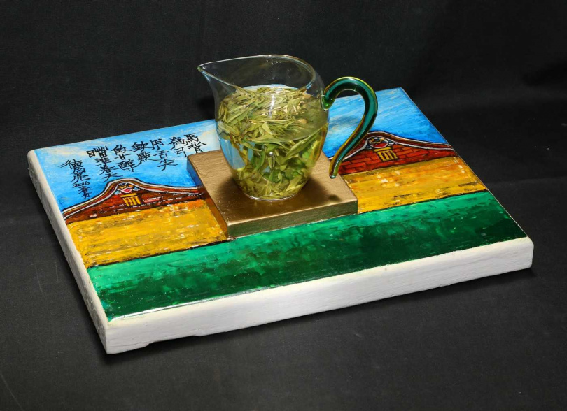 綠茶以玻璃壺沖泡可以表現茶湯的顏色與葉形。(圖/吳德亮攝)