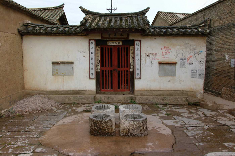 雲南的建水古城有遍佈大街小巷數目眾多的古井。(圖/吳德亮攝)