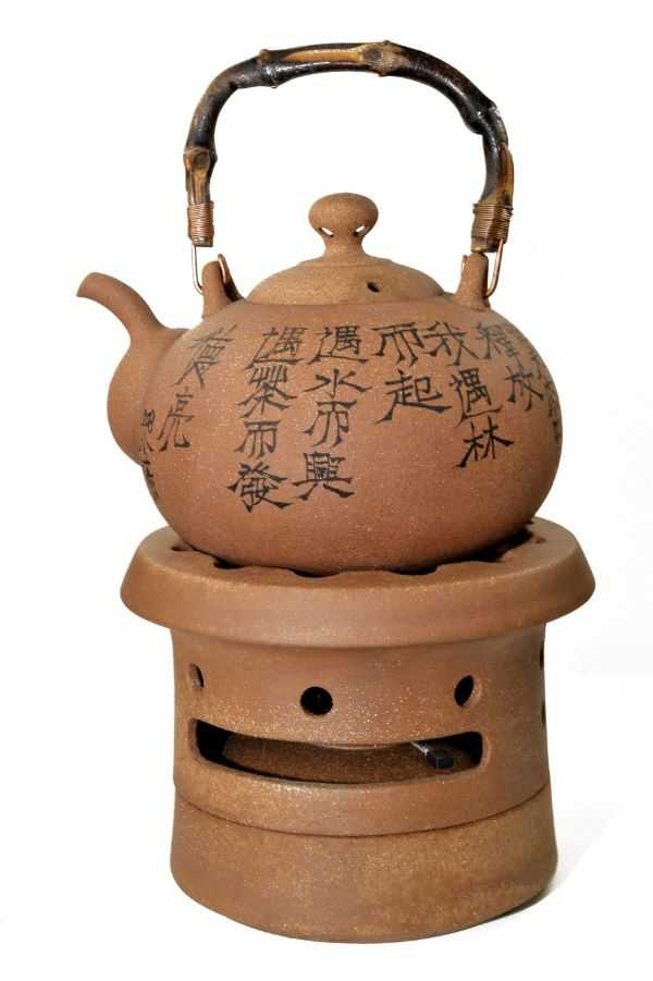 岩礦壺可以軟水而改變水的口感,壺中的礦物元素還可將茶的苦澀轉為中性柔順。(圖/吳德亮攝)