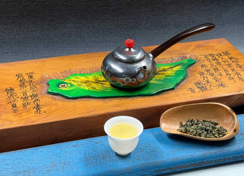 以無垢大師陳念舟鍛造銀壺「珊瑚」沖泡大禹嶺春茶。(圖/吳德亮攝影)