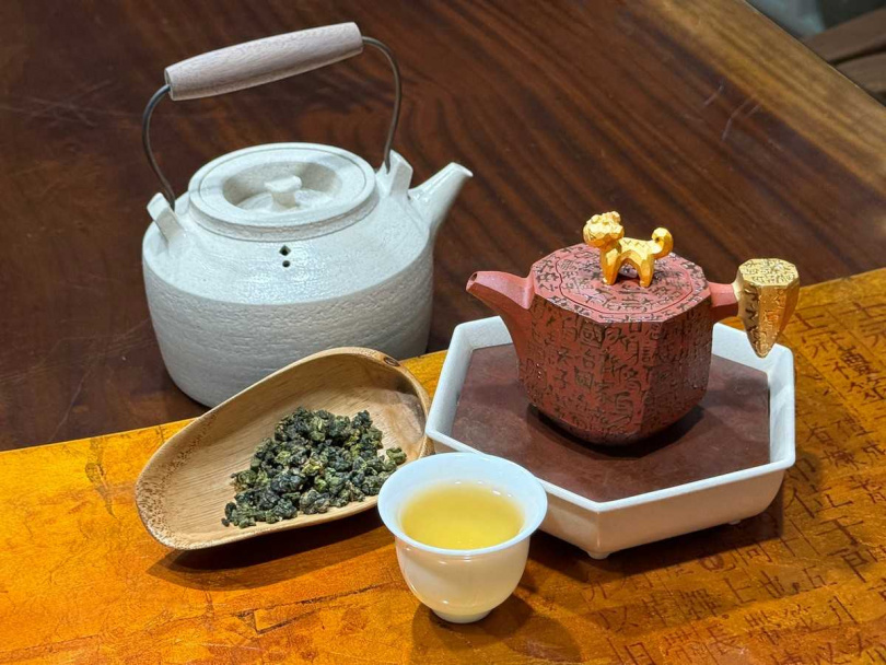 以陶藝名家劉世平的陽刻大學壺沖泡華崗水源頭茶。(圖/吳德亮攝影)