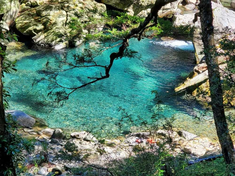 合歡溪水源頭彷彿九寨溝湛藍深邃的泉水。(圖/吳德亮攝影)