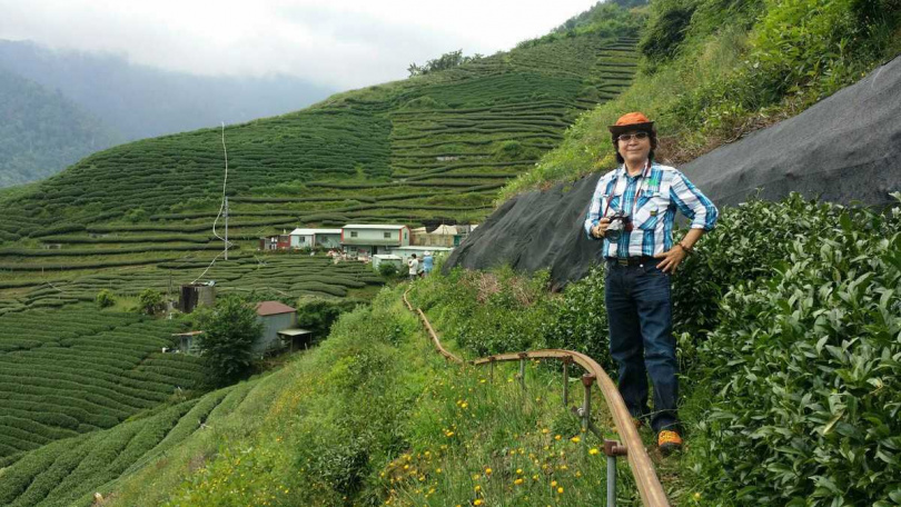 本文作者吳德亮在單軌旁等候台車。(圖/吳德亮攝影)