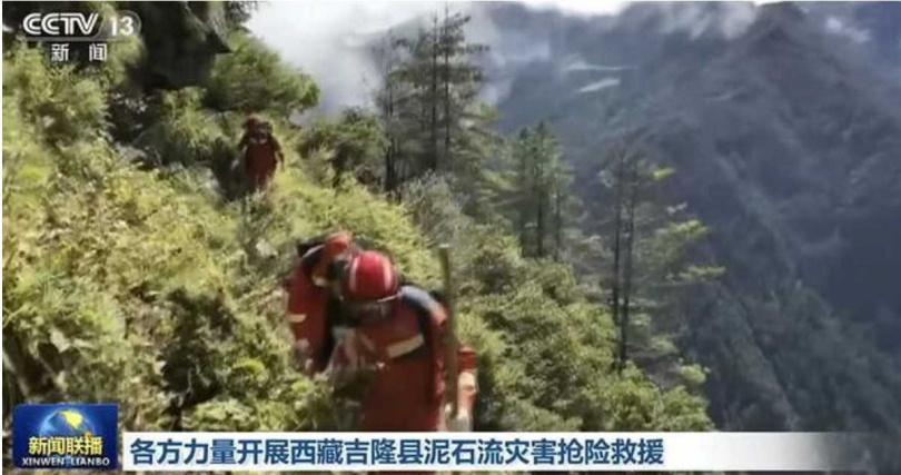 救援單位出動重載無人機吊掛物資並支援人員運送,在道路中斷情況下搶進核心災區。