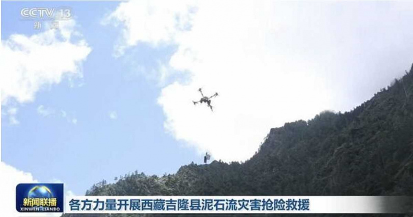 消防人員操作橡皮艇及衝鋒舟沿河道挺進,與陸路、空中力量同步展開搜救。
