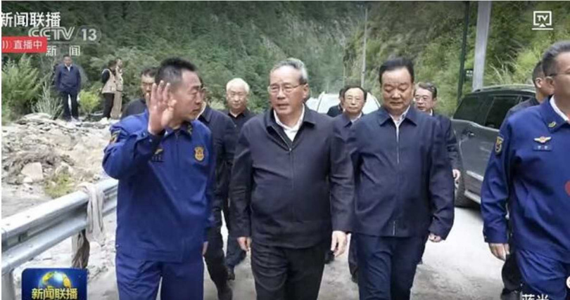 李強赴吉隆災區第一線視察,要求持續搜救失聯人員,並加快搶修道路、通信及電力等基礎設施。(圖/翻攝自CCTV13,下同)