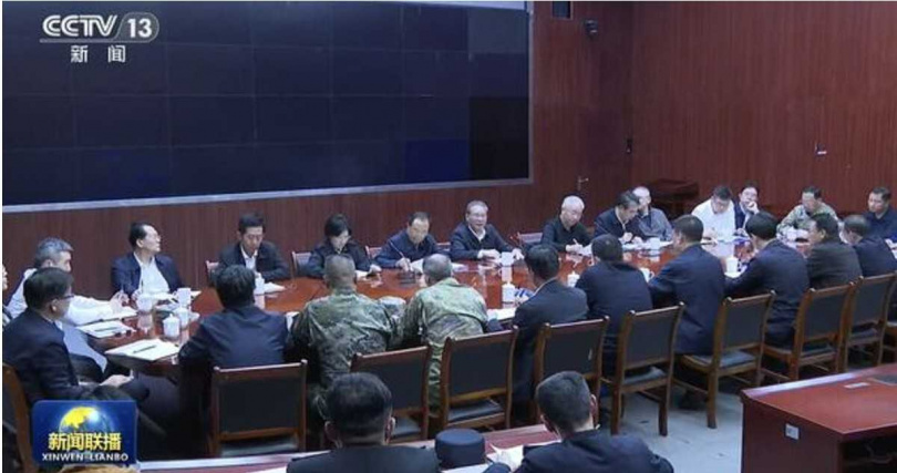 李強赴吉隆災區第一線視察,要求持續搜救失聯人員,並加快搶修道路、通信及電力等基礎設施。