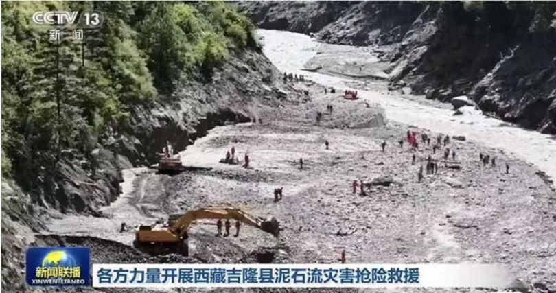 泥石流重創吉隆口岸,216國道最後幾公里道路遭沖毀,重型工程機具持續清淤搶修。