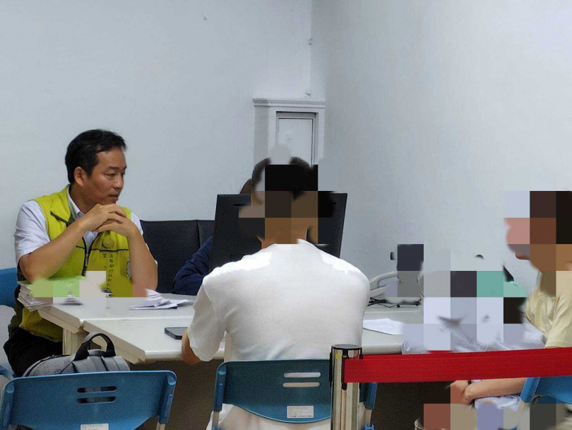 欠稅139萬餘出國遭攔截,基隆水果商管收7小時分期獲釋。(圖/法務部執行署宜蘭分署)