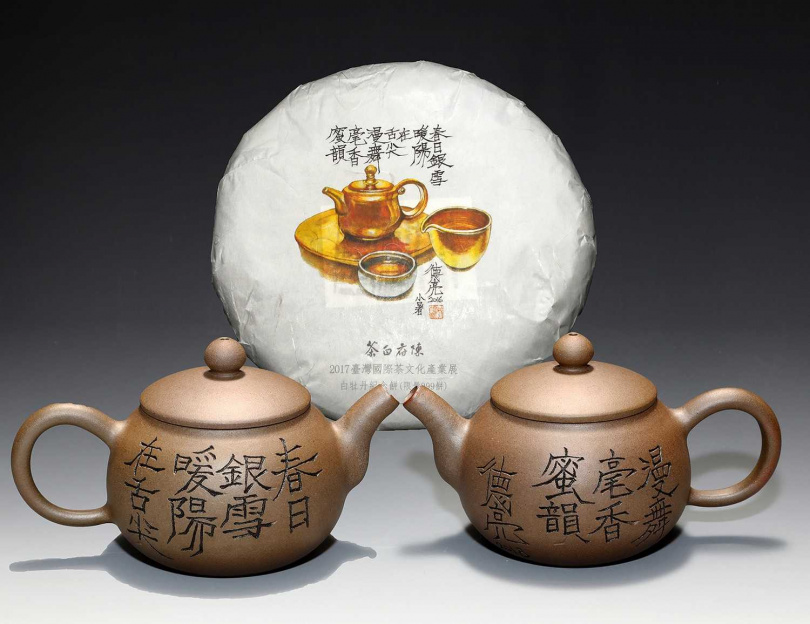 吳德亮與陶藝名家曾冠錄合作燒造的新文人壺。(圖/吳德亮攝)