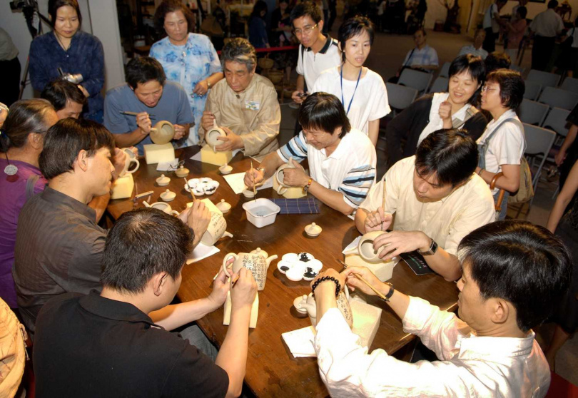 詩人聚集為茶壺注入詩情,左下起羅智成、廖咸浩、管管、白靈、劉克襄、季野、吳德亮、須文蔚、陳義芝。(圖/吳德亮攝)