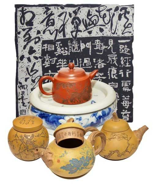 學院出身的雨墨(柯志正)的新文人壺。(圖/吳德亮攝)