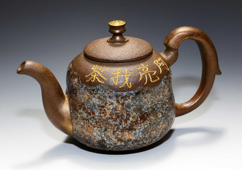 吳德亮與陶藝名家葉樺洋合作的新文人壺。(圖/吳德亮攝)