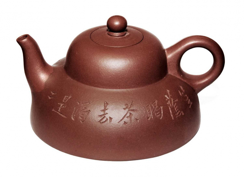 清朝中葉文人壺開創者陳曼生大師的綠蔭壺複刻版。(圖/吳德亮攝)