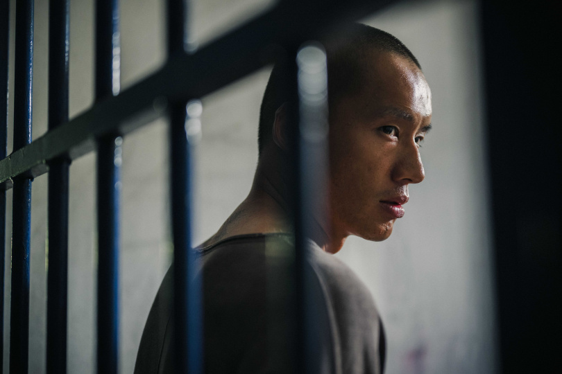 陳澤耀在《黑潮》中飾演背負殺人罪名出獄返鄉的「阿忠」。(圖/甲上提供)