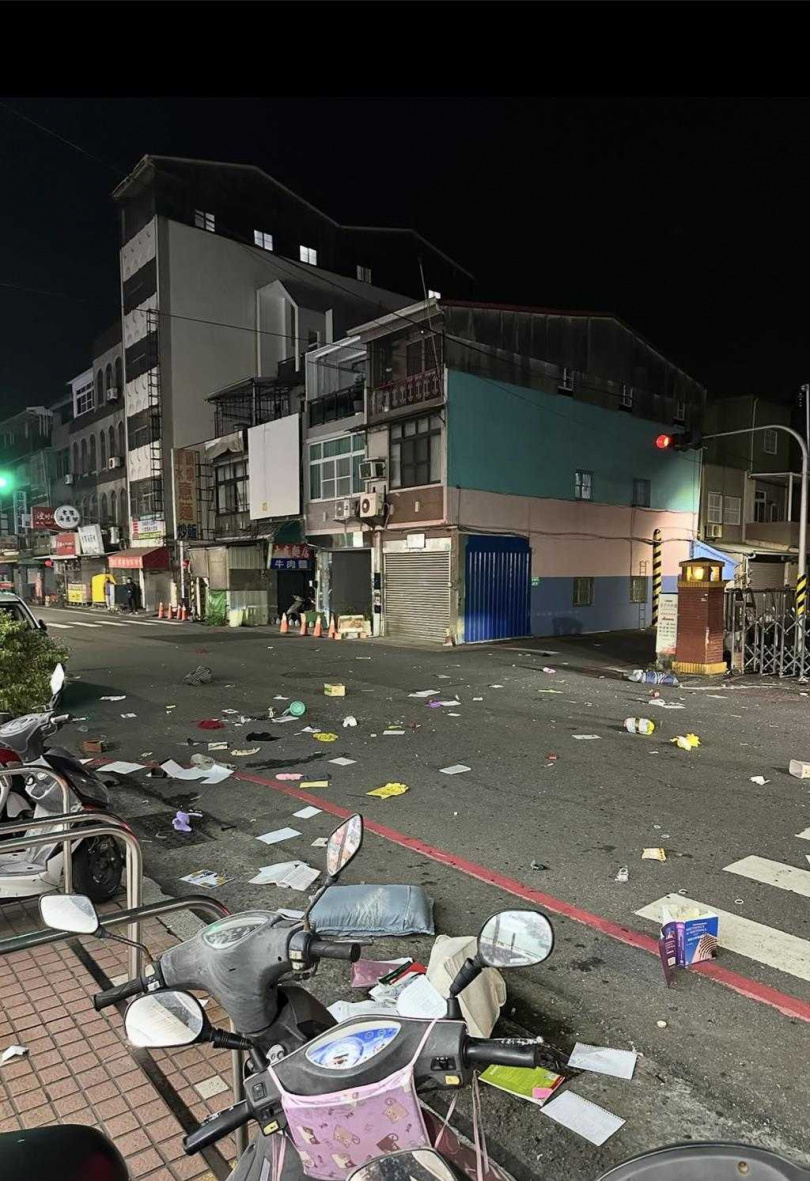 有民眾在Threads上傳街道滿是垃圾的畫面。（圖／摘自Threads）