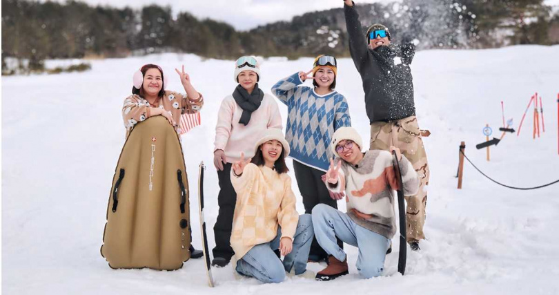 在日本實習的大學生芳瑜跟耿瑋與老少女一起玩橡皮艇。（圖／桂田文化藝術基金會、桂田文創提供）