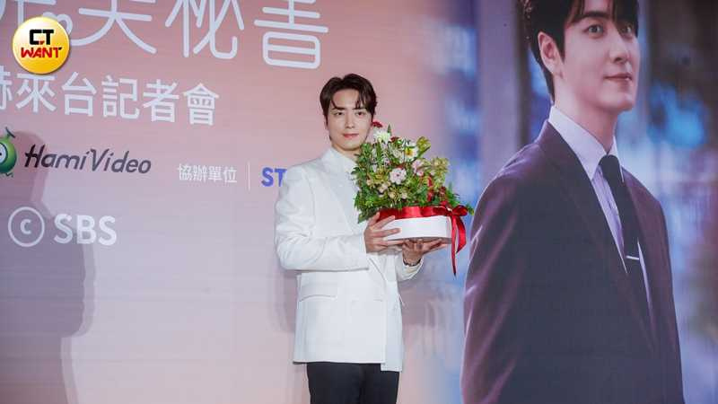 中華電信特別送上象徵「紅紅火火」之意的火龍果花籃，祝福李浚赫未來繼續火紅下去。（圖／趙文彬攝）