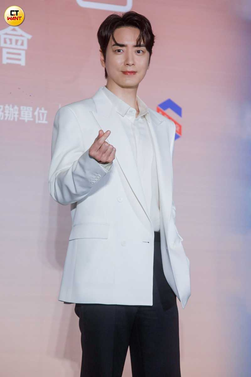 被問到自己最有魅力的地方，李浚赫認為是眼睛。（圖／趙文彬攝）