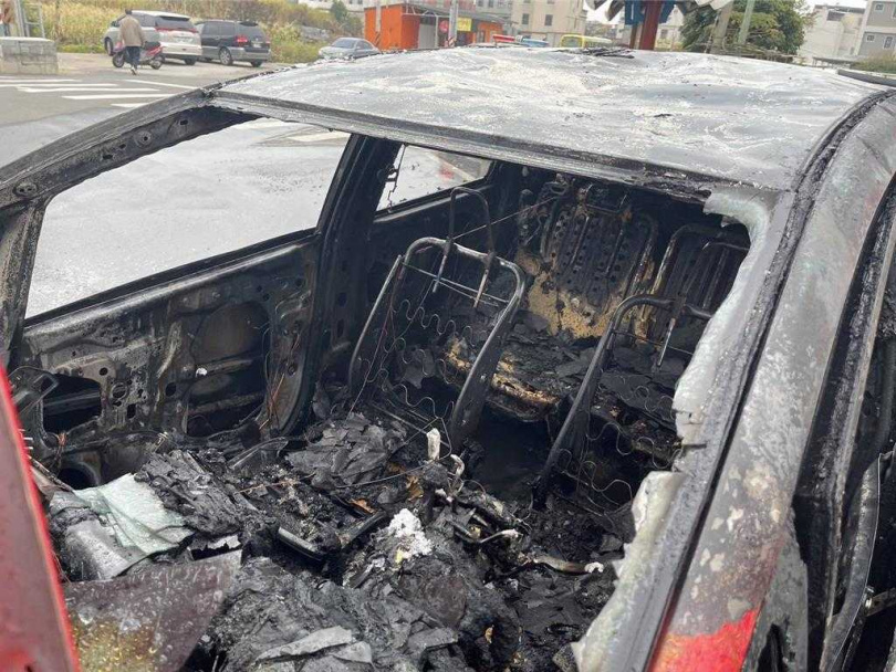 車輛自撞後立即起火燃燒，內裝瞬間被燒得只剩骨架，所幸有熱心路人協助報案並將傷者拖離車外才未釀成更嚴重之意外。(圖／翻攝畫面)