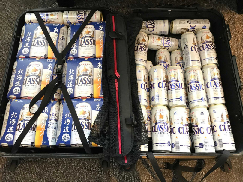 男子打開行李箱，裡面竟全是北海道限定啤酒，讓現場地勤人員全看傻。（圖／擷取自X／@geeeene_7333）