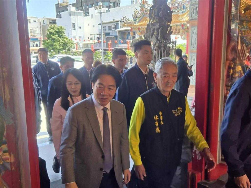 賴清德總統（左）22日到台東天后宮參香。（圖／中國時報蔡旻妤攝）