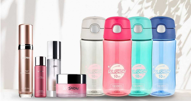 W.SHOW 絕對美妍經典駐齡組/5,000元 內含全效精華加大版60ml、全效抗引W霜50ml、奢華抗老安瓶20ml與全效玫瑰水120ml,再加贈 W.SHOW X 膳魔師10週年聯名水瓶。(圖/品牌提供)