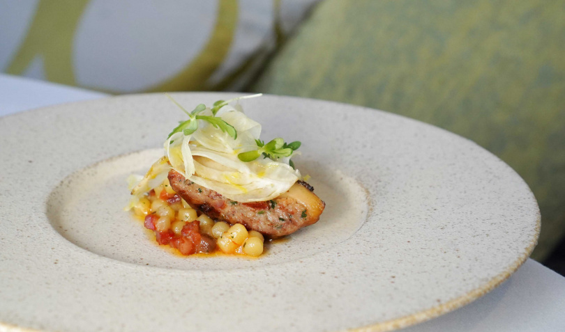 套餐溫前菜「溏心鮑魚／茴香根／西班牙臘腸珍珠麵」。（圖／魏妤靜攝）