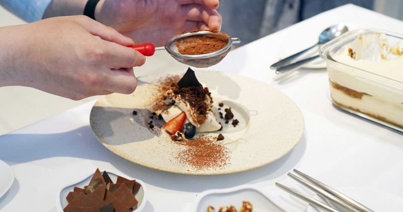 提拉米蘇會以甜點車桌邊服務的形式登場，餐廳還喊出「客人想吃多少我們就挖多少」。（圖／魏妤靜攝）