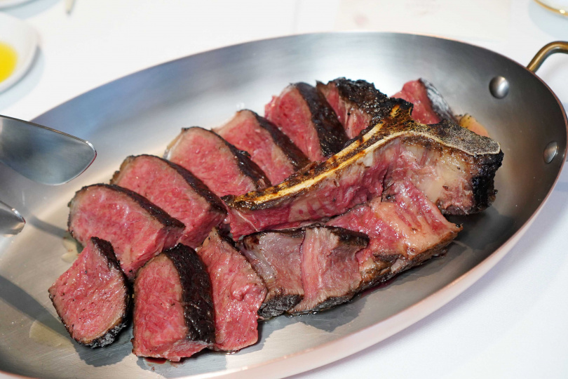 「澳洲ＡLEGACY熟齡母和牛丁骨牛排」選用以育種為目的的Ａ LEGACY母和牛，其在優質條件下飼養4～5年，油花豐富甜美、肉質比公牛更細緻。（圖／魏妤靜攝）