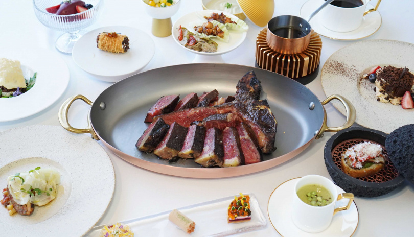 可供4人共享的「澳洲ＡLEGACY熟齡母和牛丁骨牛排40 oz」午間套餐每位 4,080元、晚間套餐每位 4,580元。（圖／魏妤靜攝）