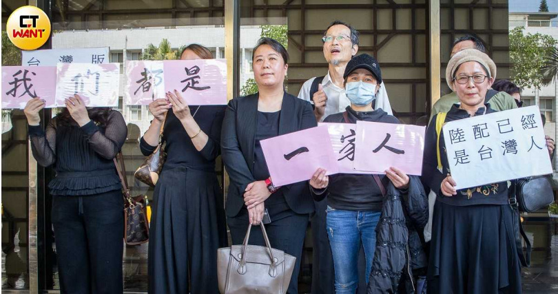 有超過1.2萬名陸配與陸二代在取得台灣身分證、成為台灣人多年後，收到移民署來函要求補繳「喪失原籍證明」，否則將遭到除籍。圖為同為陸配的前南投縣議員史雪燕遭解除議員職務，向北高行法院提起行政訴訟。（圖／黃威彬攝）