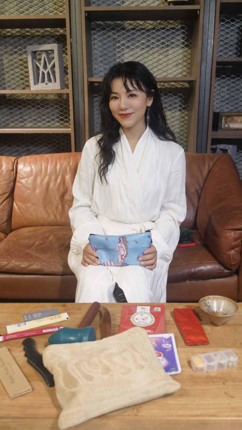 丁噹分享看完演唱會的助眠包。（圖／相信音樂提供）