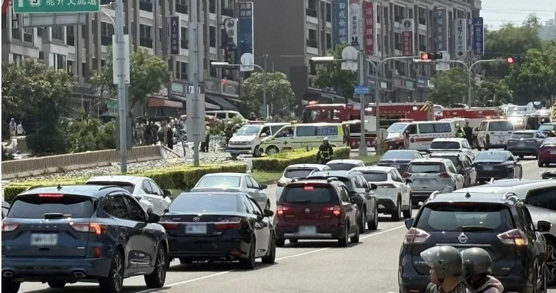 (圖/翻攝FB/沙鹿之美)由於事故嚴重,追撞波及範圍長達3百公尺,也造成後方車流嚴重回堵數公里。