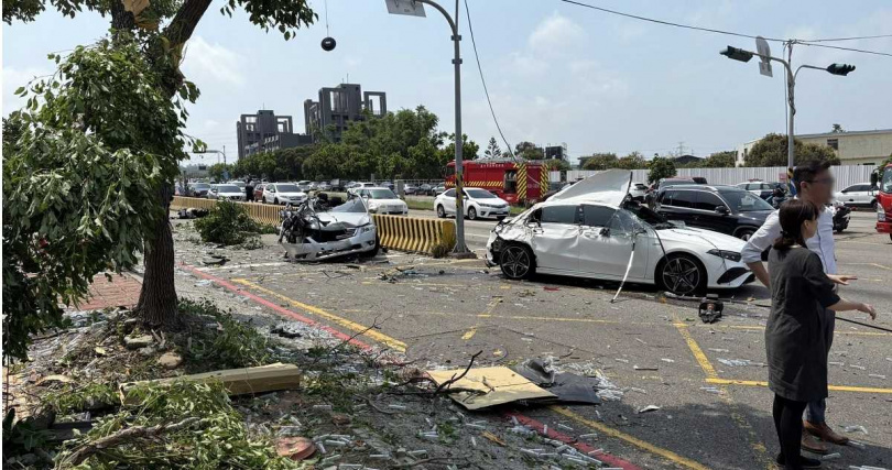 被撞的10輛車中,有1輛白色賓士車、1輛豐田轎車、1輛休旅車嚴重受損。不過3車的駕駛均僅輕傷。(圖/翻攝FB/沙鹿之美)