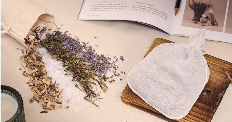龍源中藥行在解憂密室中帶來助眠香包。（圖／台北迪化商圈發展促進會提供）