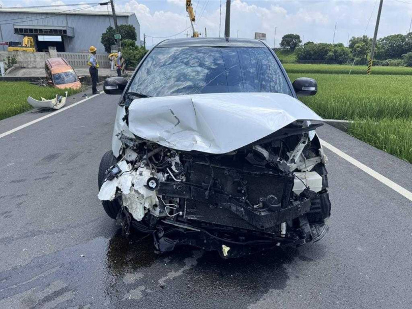 兩車在芬園鄉嘉東街一處交叉路口時發生碰撞，箱型車偏向撞斷路旁的電線桿後，倒栽入一旁稻田中，駕駛幸未受傷，休旅車駕駛胸口鈍挫傷，經送醫救護無大礙，車禍造成兩車車頭毀損。（圖／警方提供）